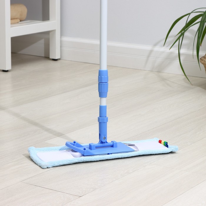Швабра плоская, телескопическая ручка 80-126 см, насадка из микрофибры, цвет МИКС
