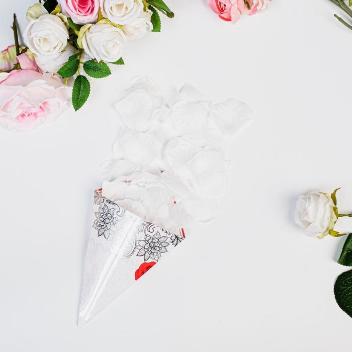 Лепестки роз с кульком, белые