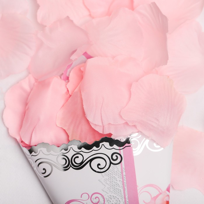 Лепестки роз с кульком, нежно-розовые