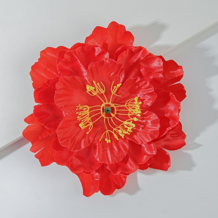 Красный цветок для свадебного декора