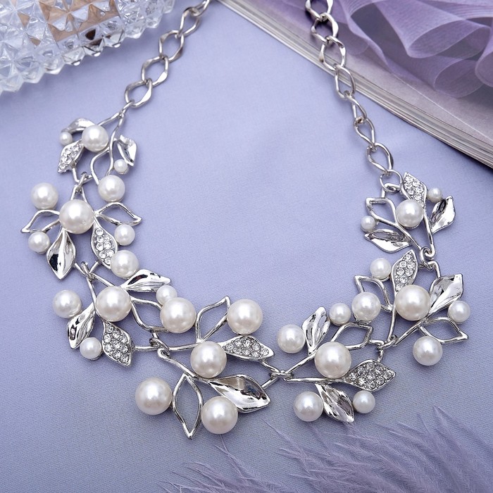 Колье "Жемчужные листья", цвет белый в серебре