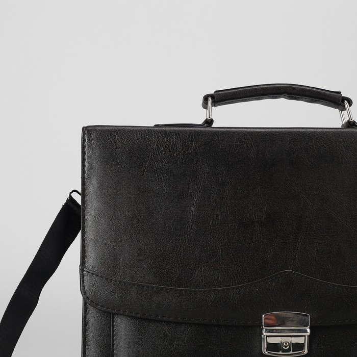 Портфель деловой на клапане, 3 отдела, 2 наружных кармана, длинный ремень, цвет коричневый