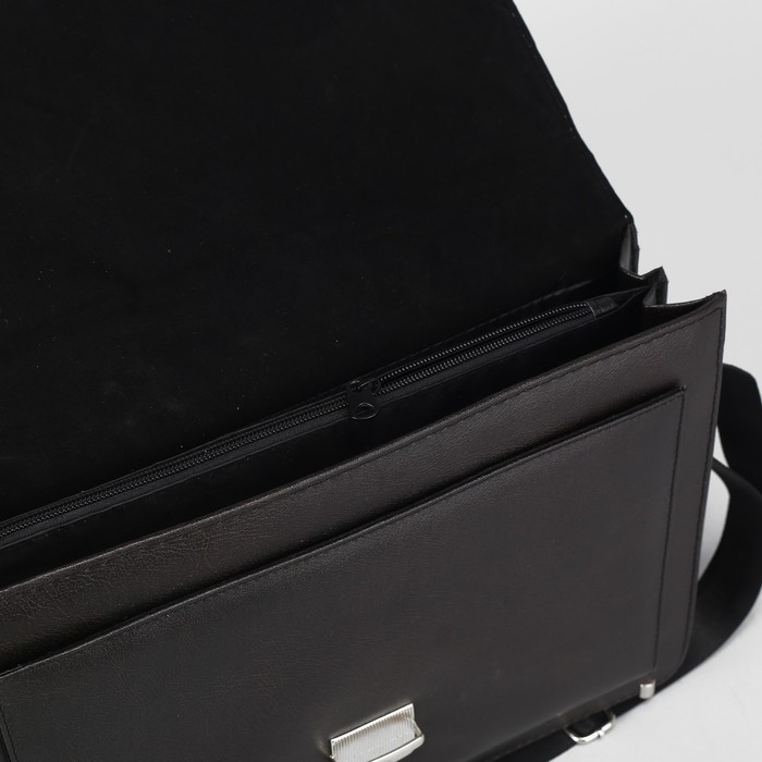 Портфель деловой на клапане, 3 отдела, 2 наружных кармана, длинный ремень, цвет коричневый