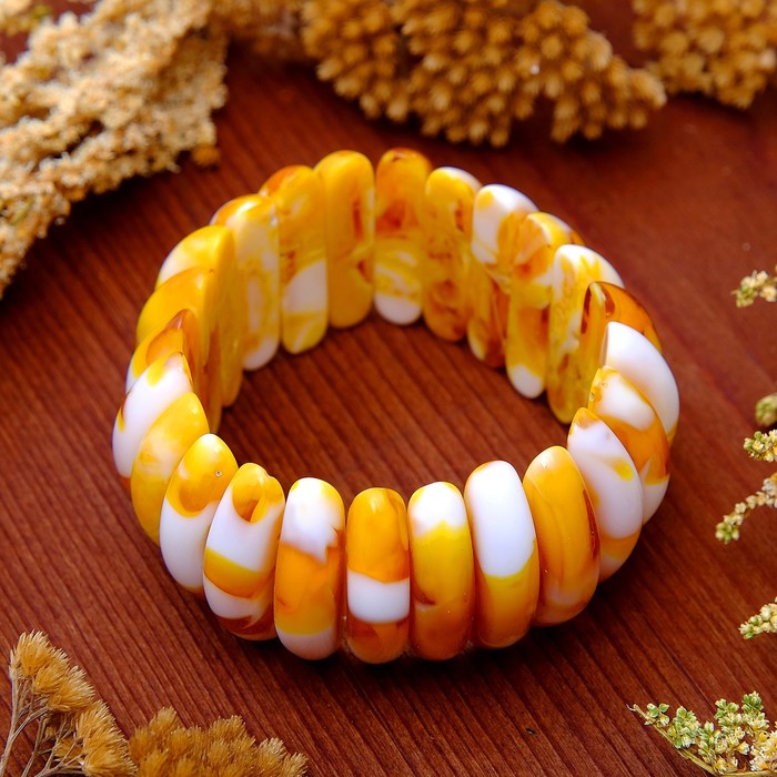 Браслет "Янтарь" пластина узкая выгнутая, цвет молочный