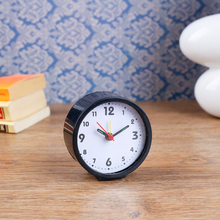 Будильник круг на подставке, крупные цифры 3,6,9,12, белый циферблат, d=8см
