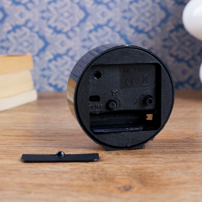 Будильник круг на подставке, крупные цифры 3,6,9,12, белый циферблат, d=8см