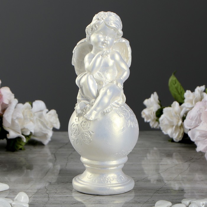 Статуэтка "Ангел на шаре девочка" перламутровая, 8х7х17 см