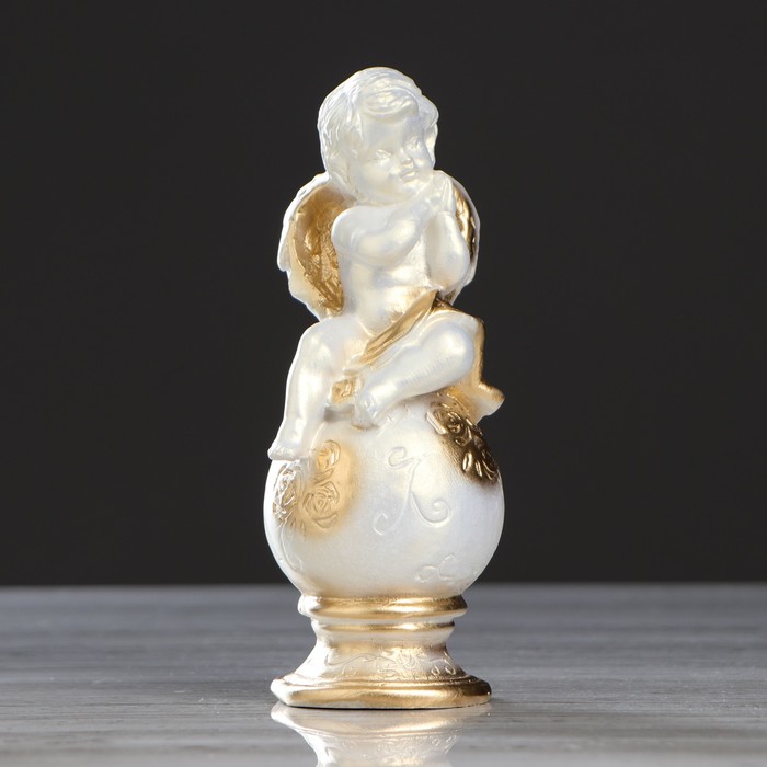 Статуэтка "Ангел на шаре мальчик" перламутровая с золотом