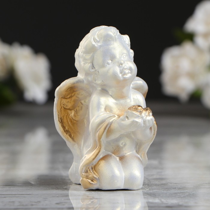 Статуэтка "Малыш с розой" перламутровая, с золотом, 4,5х4х7 см