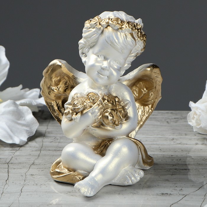 Статуэтка "Пупс с букетом" перламутровая, с золотом, 9,5х9х12 см