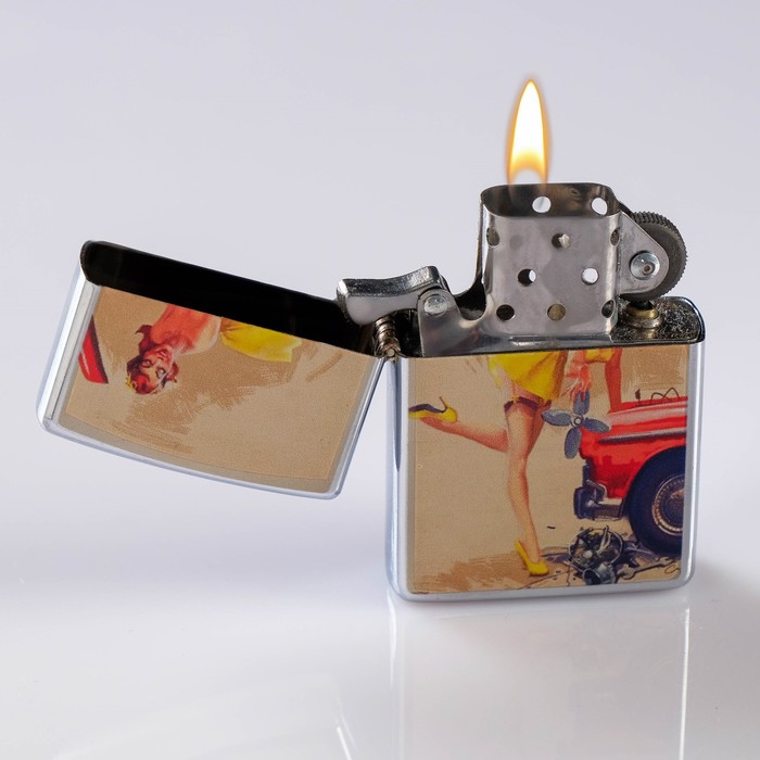 Зажигалка «Девушка в чулочках» в металлической коробке, кремний, бензин, 6x8 см