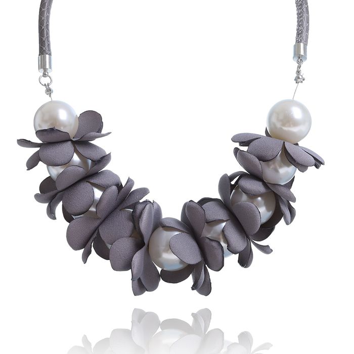 Колье "Цветочный букет", цвет бело-серый