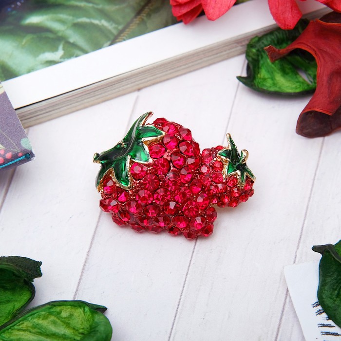 Брошь "Клубнички сочные", цвет красно-зеленый в золоте