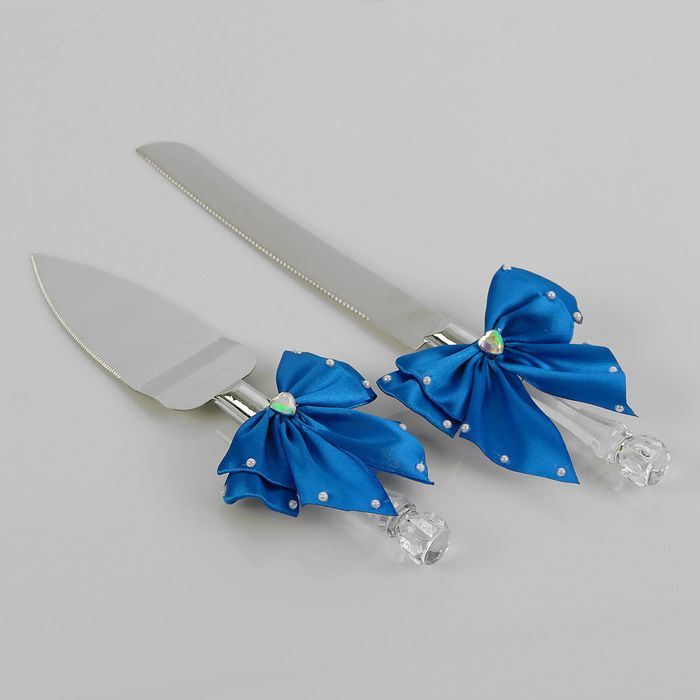 Набор столовых приборов для свадебного торта «Нож и лопатка» с синими бантами