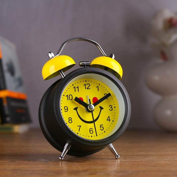 Будильник d=8см, черный, на циферблате Мордашка-улыбашка на желтом, с подсветкой, микс