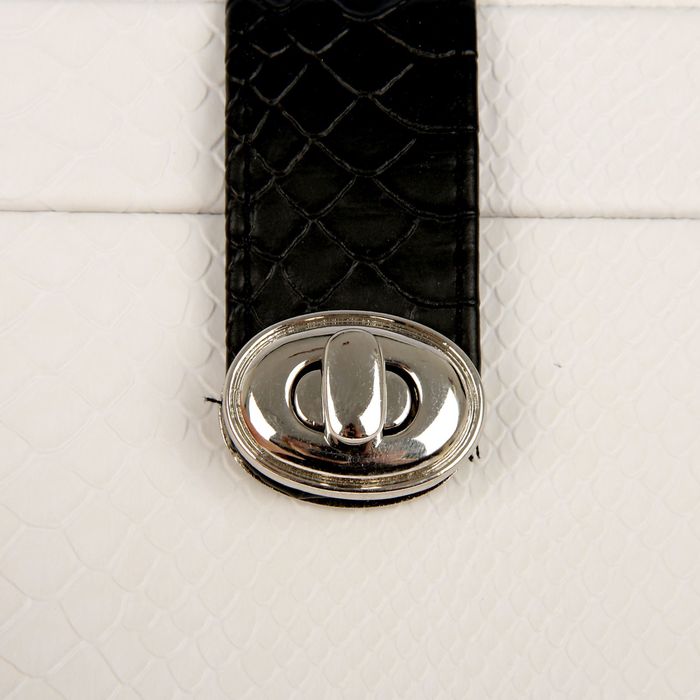 Шкатулка кожзам для украшений "Стильная" белая с черным ремешком 12,5х18х14 см