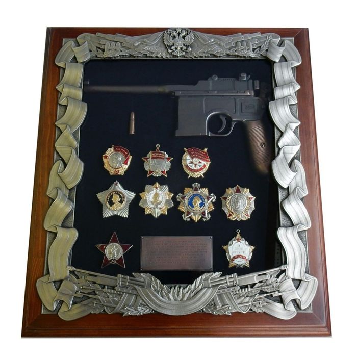 Деревянная ключница "Маузер с наградами СССР"