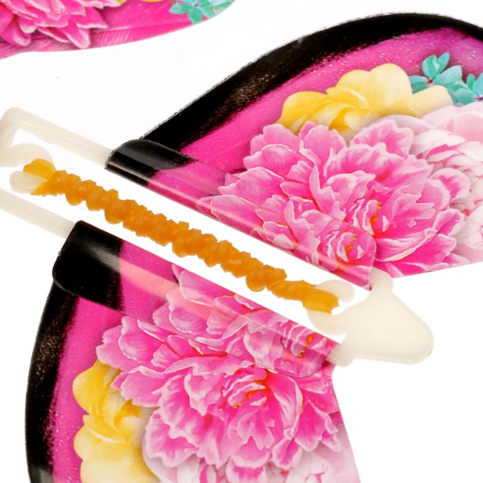 Летающая бабочка в открытке "Любимой мамочке"