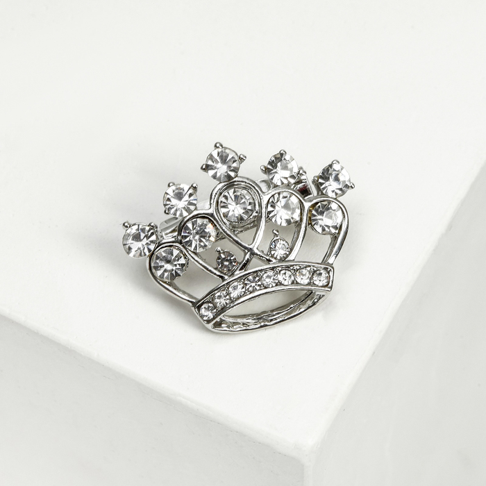 Брошь "Коронка" малая, цвет белый в серебре