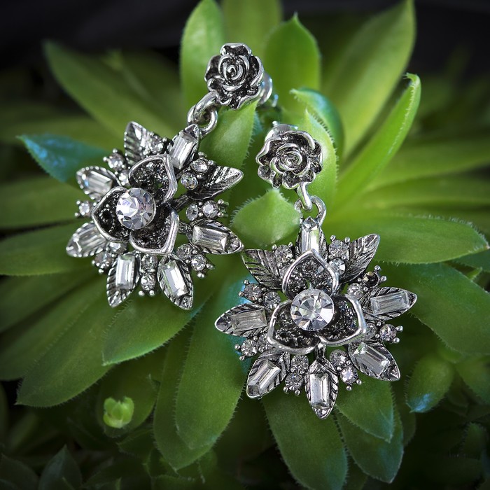 Серьги со стразами "Цветок" герцогиня, цвет белый в чернёном серебре
