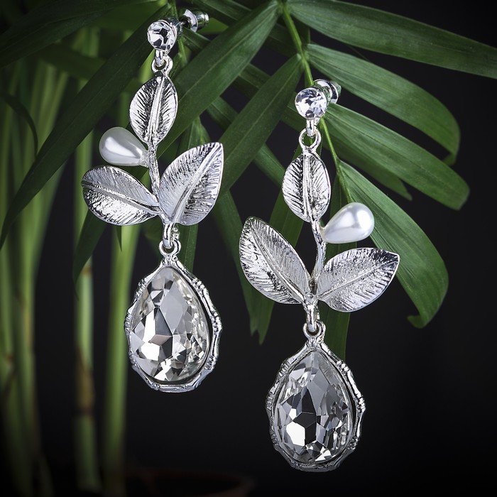 Серьги висячие со стразами "Листочки" капля, цвет белый в матовом серебре
