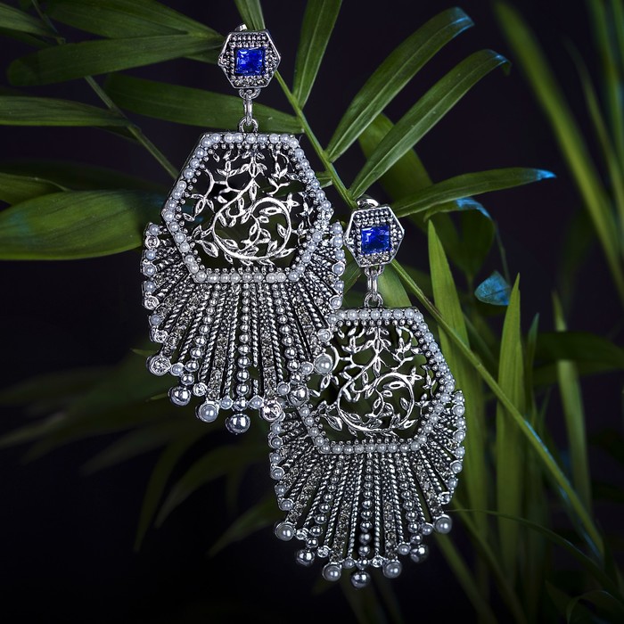 Серьги с жемчугом "Ажурная роскошь" цветение, цвет бело-синий в чернёном серебре