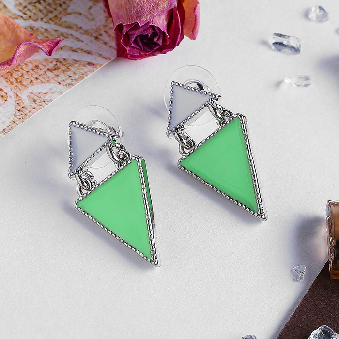 Серьги эмаль "Треугольник" стиль, цвет бело-мятный в серебре