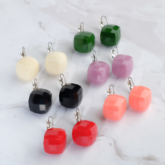 Серьги пластик "Кубик" гранёный, цвет МИКС