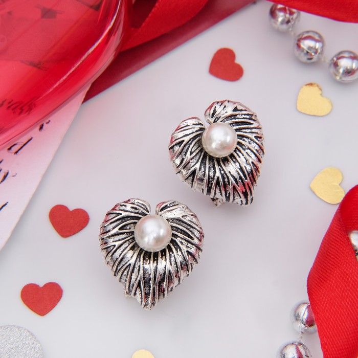 Серьги с жемчугом "Лист" резной с бусиной, цвет белый в чернёном серебре