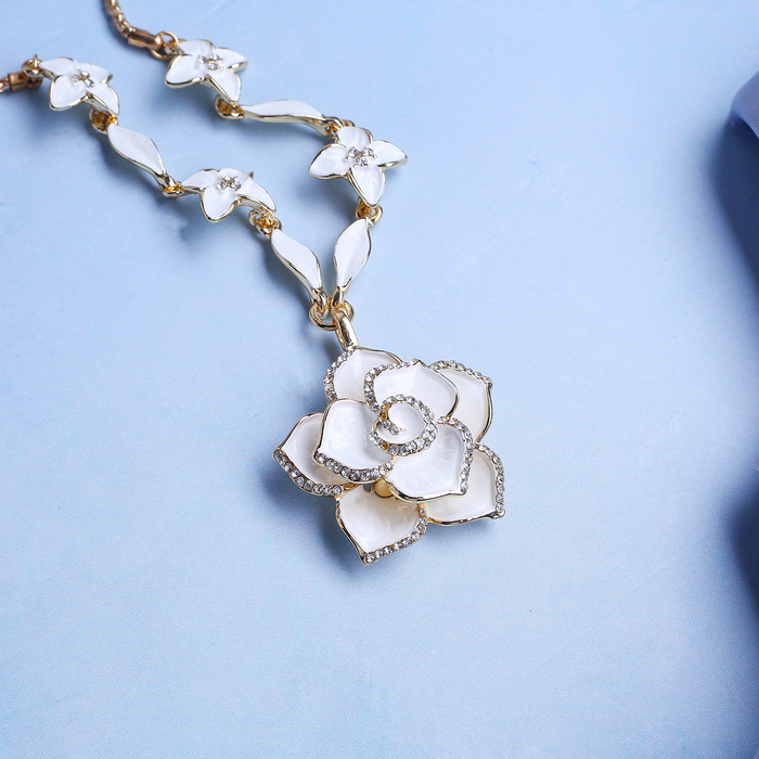 Кулон на декоративной основе "Цветок" роза, цвет белый в золоте