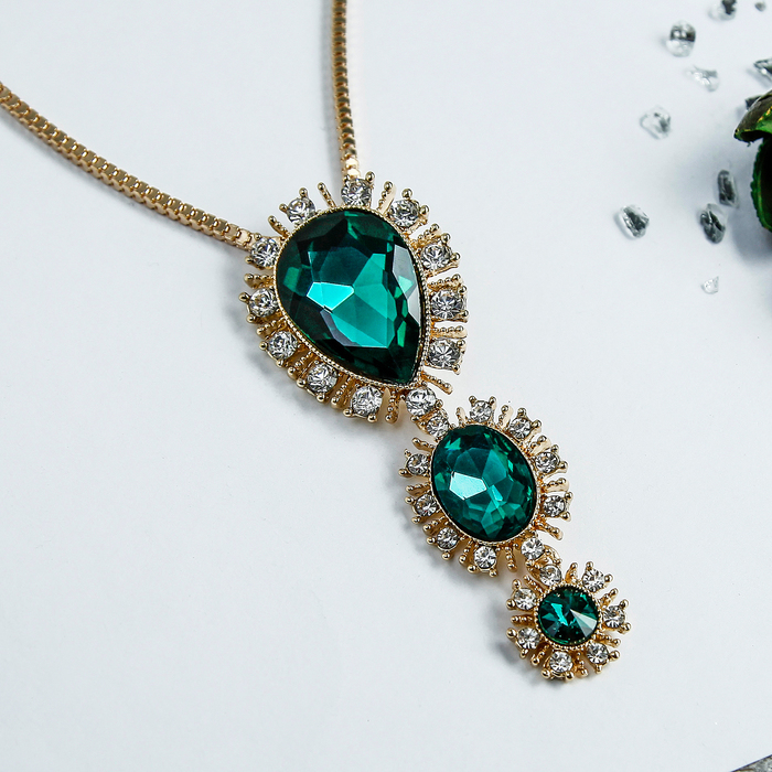 Кулон "Капля" трио, цвет изумрудно-белый в золоте