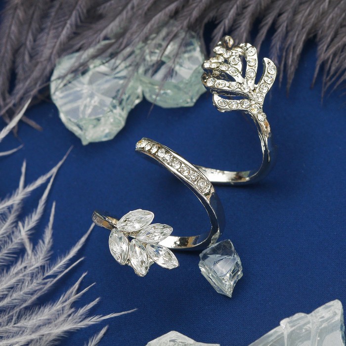 Кольцо "Перо" с листком, размер 18, цвет белый в серебре