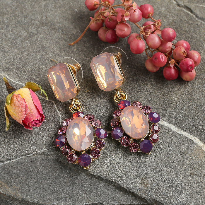 Серьги со стразами "Ромб" капля, цвет розово-фиолетовый в золоте