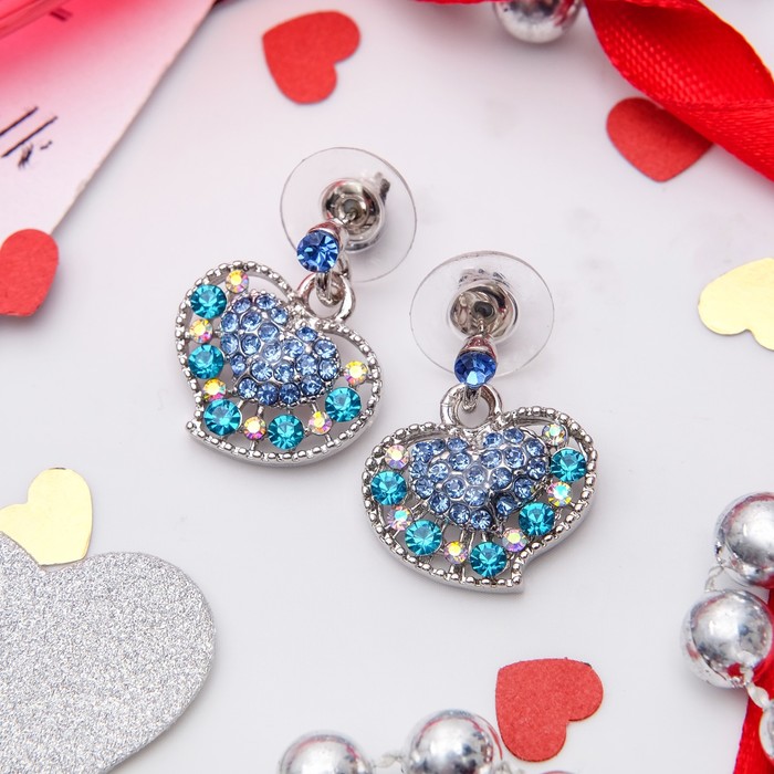 Серьги со стразами "Сердце" изгиб, цвет радужно-голубой в серебре