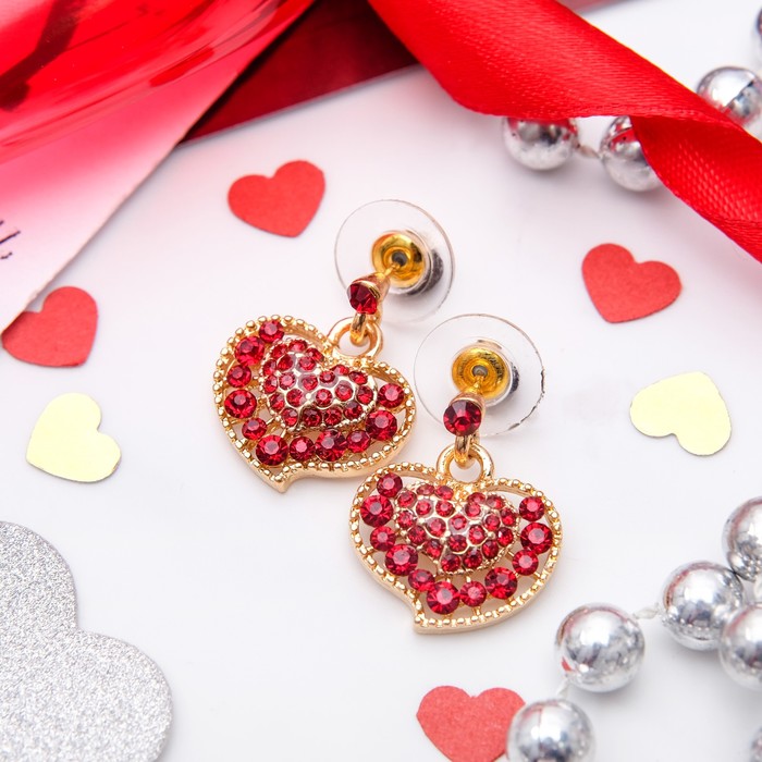 Серьги со стразами "Сердце" изгиб, цвет тёмно-красный в золоте