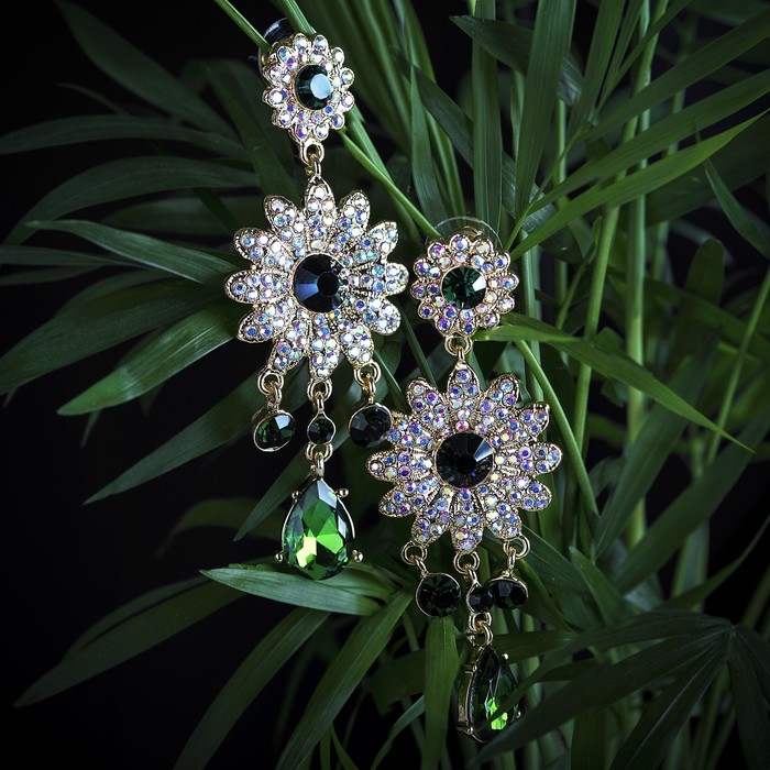 Серьги висячие со стразами "Цветок" ромашка с каплей, цвет изумрудный в золоте