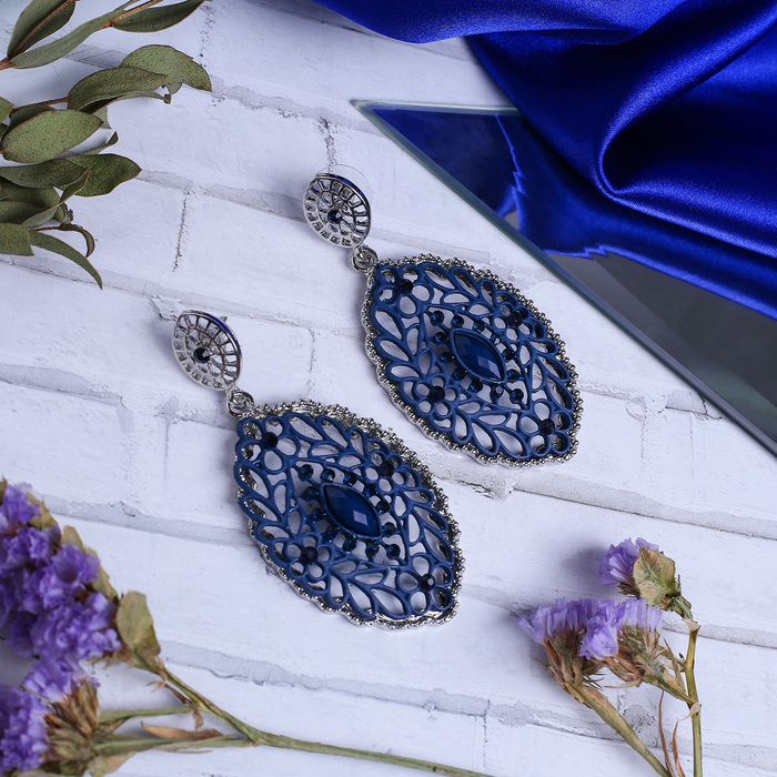 Серьги висячие со стразами "Ажур" овал, цвет синий в серебре