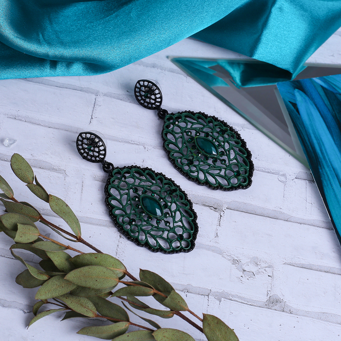 Серьги висячие со стразами "Ажур" овал, цвет зелёный в чёрном металле