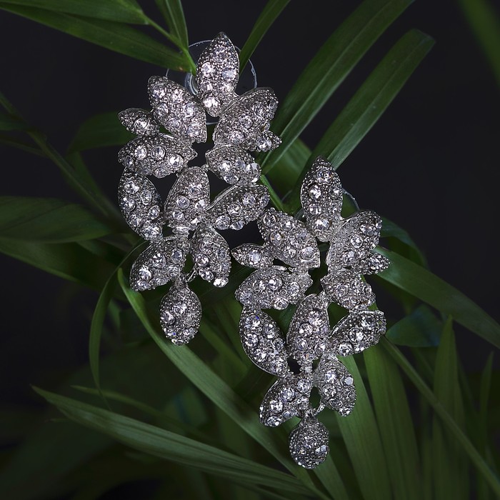 Серьги со стразами "Цветение" с каплей, цвет белый в серебре