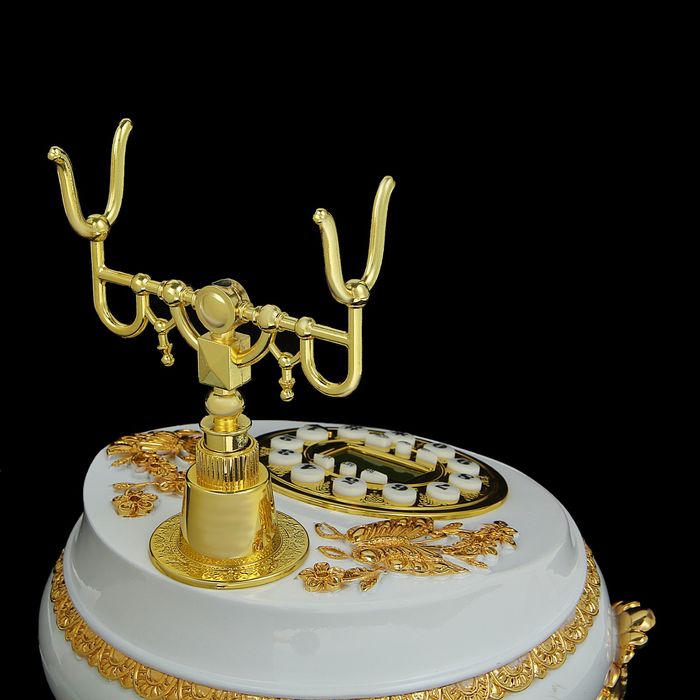 Телефон ретро полистоун, Круг с узором из лепнины Бабочка золото, белый 18*25см