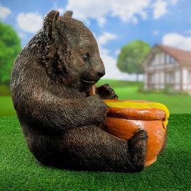 Садовая фигура "Медвежонок с медом Жадина" 43см от Сима-ленд