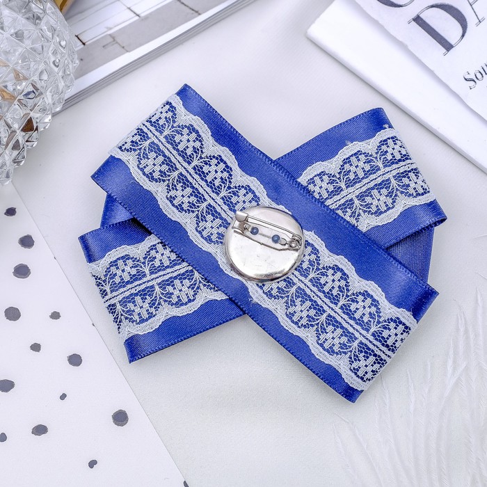 Зажим-брошь "Винтаж" камея с белым кружевом, синий