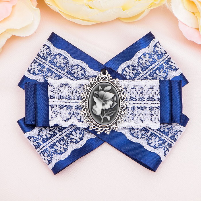 Зажим-брошь "Винтаж" камея с белым кружевом, синий