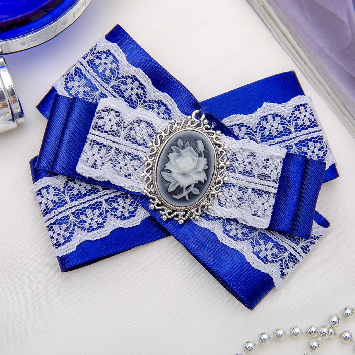 Зажим-брошь "Винтаж" камея с белым кружевом, синий