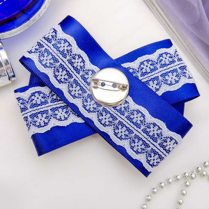 Зажим-брошь "Винтаж" камея с белым кружевом, синий