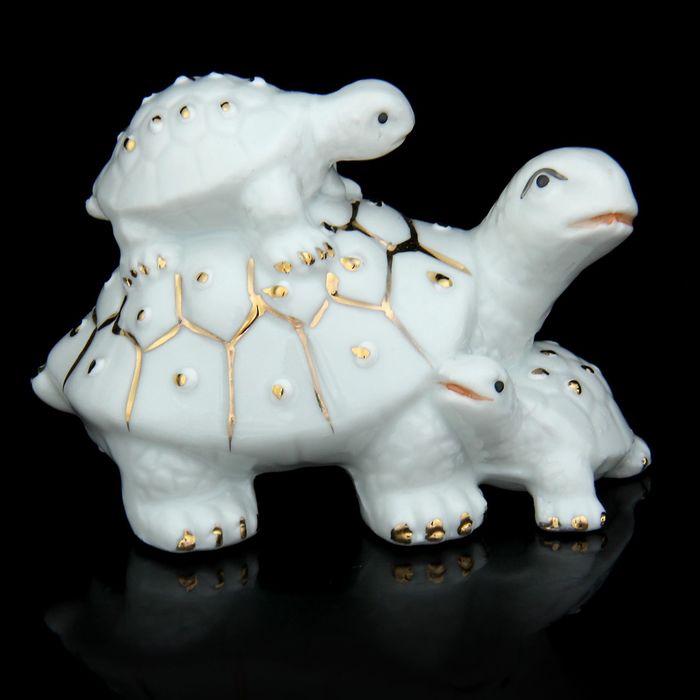 Нэцкэ "3 черепашки белые с золотом"