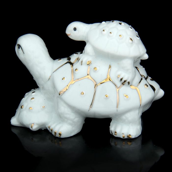 Нэцкэ "3 черепашки белые с золотом"