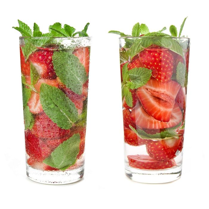 Стеклянный фартук закаленное стекло М1 "Клубника в стакане", 600х600х4