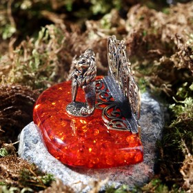 

Визитница из латуни и янтаря "Лев со щитом" 6,7х4,5 см