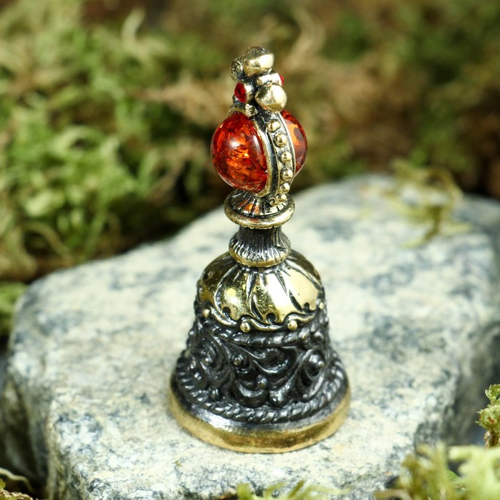 Колокольчик сувенирный из латуни с янтарем "Растительный орнамент" 2,4х5,5 см